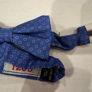 Izod Blue Silk Bow Tie with Circle Design New with Tags